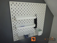 1 bureautafel wit lang. 1m50/64cm/73cm + de glijdende rechterzijde, 1 groene poef die een tennisbal voorstelt en een witte kleur wand rek - afbeelding 3 van  3