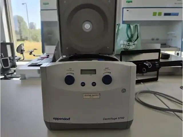 1 centrifuge eppendorf 5702 np: € 4500 - afbeelding 1 van  8