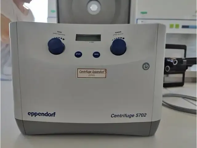 1 centrifuge eppendorf 5702 np: € 4500 - afbeelding 2 van  8