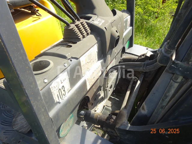 1 clark tmc, jaar 2010. de auto spint, maar de rechtervoorband is gescheurd - afbeelding 2 van  6