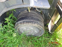 1 clark tmc, jaar 2010. de auto spint, maar de rechtervoorband is gescheurd - afbeelding 4 van  6