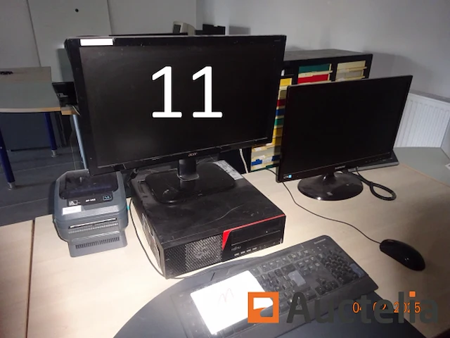 1 computer waarvan 1 futji toren, 1 ticket printer, 1 telefoon, 1 lenovo toetsenbord, 1 kyotera merk printer, 2 schermen waarvan een acer en een samsung, 1 stuur stoel, 1 kleine metaal kast met drie blauwe kleur lades - afbeelding 1 van  3