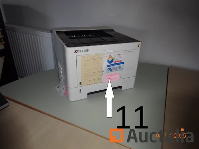 1 computer waarvan 1 futji toren, 1 ticket printer, 1 telefoon, 1 lenovo toetsenbord, 1 kyotera merk printer, 2 schermen waarvan een acer en een samsung, 1 stuur stoel, 1 kleine metaal kast met drie blauwe kleur lades - afbeelding 2 van  3