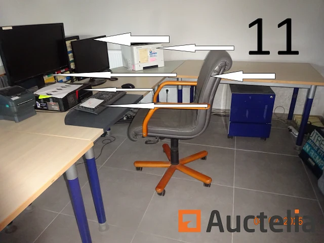 1 computer waarvan 1 futji toren, 1 ticket printer, 1 telefoon, 1 lenovo toetsenbord, 1 kyotera merk printer, 2 schermen waarvan een acer en een samsung, 1 stuur stoel, 1 kleine metaal kast met drie blauwe kleur lades - afbeelding 3 van  3