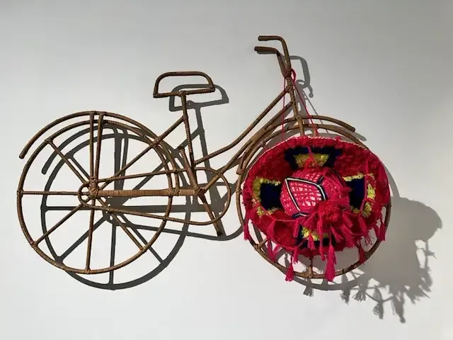 1 deco fiets in riet + hoed - afbeelding 1 van  4