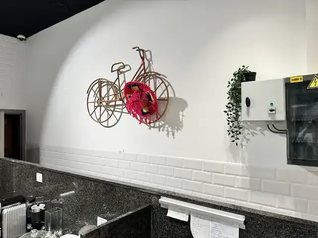 1 deco fiets in riet + hoed - afbeelding 2 van  4