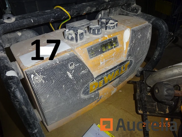 1 dewalt radio op de bouwplaats - afbeelding 1 van  1