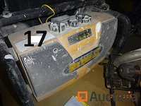 1 dewalt radio op de bouwplaats - afbeelding 1 van  1