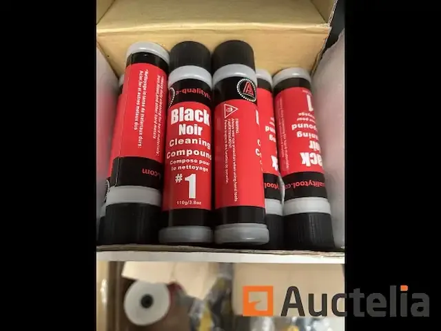 1 doos met 8 stuks zwarte polijst pasta - afbeelding 1 van  1