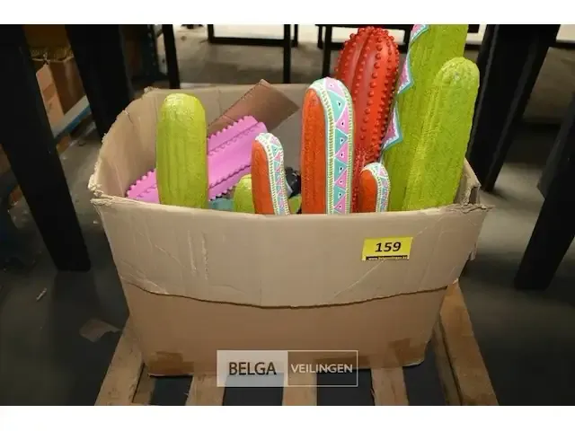 1 doos met diverse kunstof cactussen diverse modellen en grotes - afbeelding 1 van  3