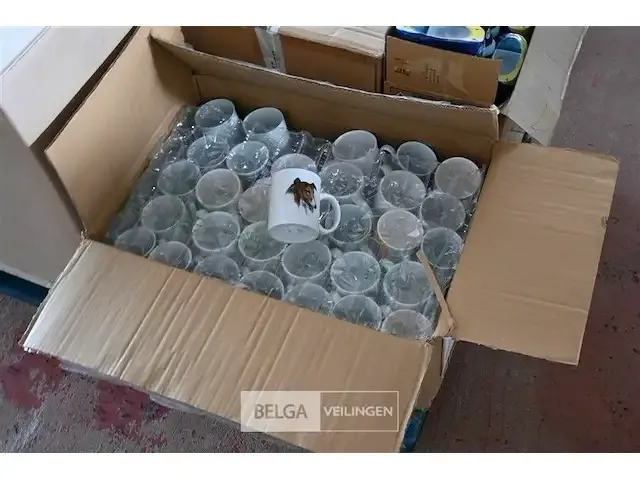 1 doos met verschillende koffiemokken met tekening + tekst - afbeelding 2 van  2