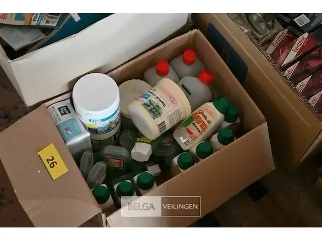 1 doos met verschillende reiningsproducten wc gel + geurvreter etc - afbeelding 1 van  1