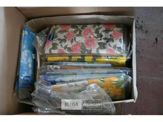 1 doos plastiek tafellakens + onderleggers diverse maten - afbeelding 1 van  3