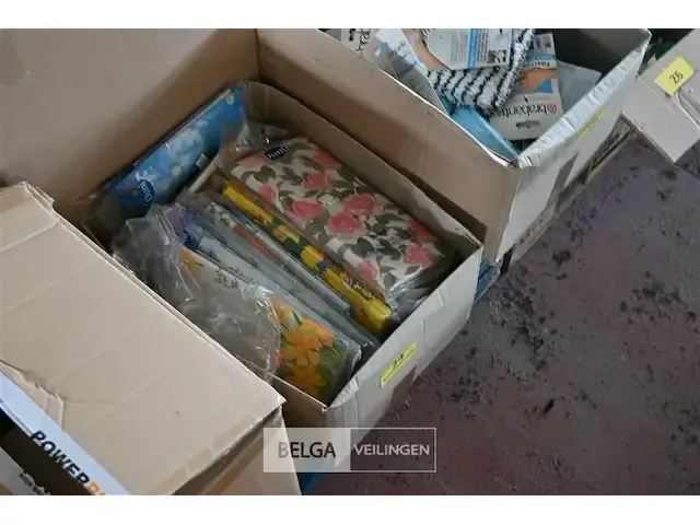 1 doos plastiek tafellakens + onderleggers diverse maten - afbeelding 2 van  3
