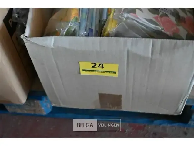 1 doos plastiek tafellakens + onderleggers diverse maten - afbeelding 3 van  3
