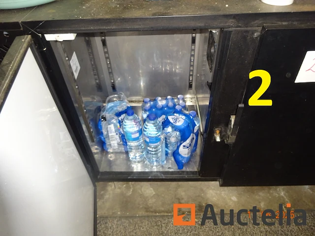 1 driedeurs koelkast, inbouwmotor, zwarte kleur, zon. : 2m16/51cm/89cm inclusief veel dranken voornamelijk bier en waters - afbeelding 2 van  3