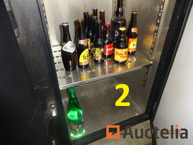 1 driedeurs koelkast, inbouwmotor, zwarte kleur, zon. : 2m16/51cm/89cm inclusief veel dranken voornamelijk bier en waters - afbeelding 3 van  3