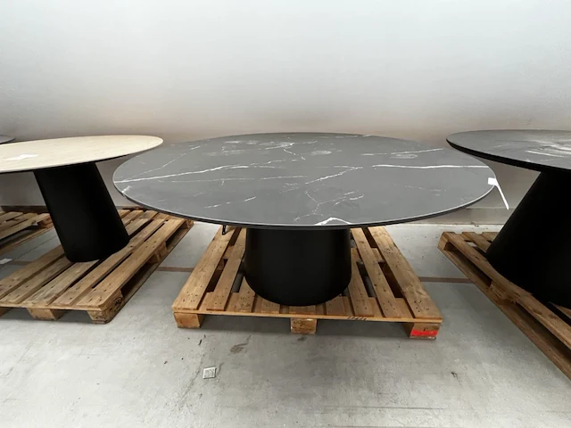 1 eettafel rond - afbeelding 1 van  3