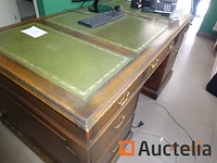 1 engelse houten bureautafel 170cm/95cm/80cm hoog drie lades aan de rechterkant, drie lades aan de linkerkant en centrale lade, drie stuk lederen blad rek + executive bureautafel stoel en 1 gast stoel - afbeelding 1 van  7