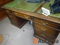 1 engelse houten bureautafel 170cm/95cm/80cm hoog drie lades aan de rechterkant, drie lades aan de linkerkant en centrale lade, drie stuk lederen blad rek + executive bureautafel stoel en 1 gast stoel - afbeelding 3 van  7
