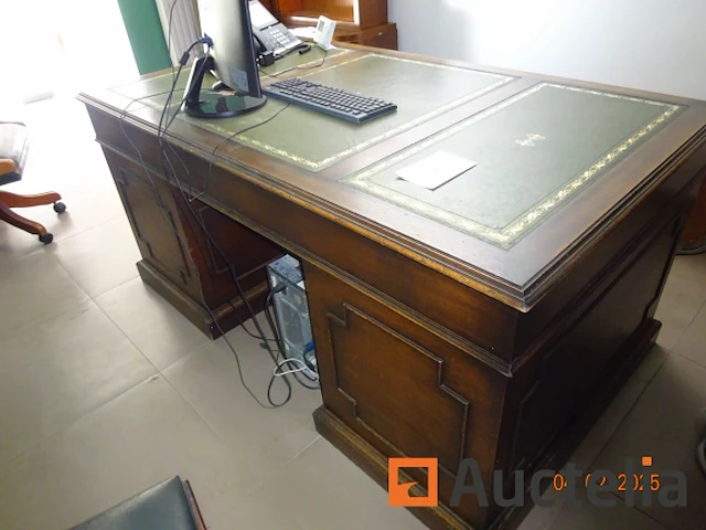 1 engelse houten bureautafel 170cm/95cm/80cm hoog drie lades aan de rechterkant, drie lades aan de linkerkant en centrale lade, drie stuk lederen blad rek + executive bureautafel stoel en 1 gast stoel - afbeelding 4 van  7