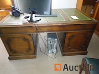 1 engelse houten bureautafel 170cm/95cm/80cm hoog drie lades aan de rechterkant, drie lades aan de linkerkant en centrale lade, drie stuk lederen blad rek + executive bureautafel stoel en 1 gast stoel - afbeelding 5 van  7