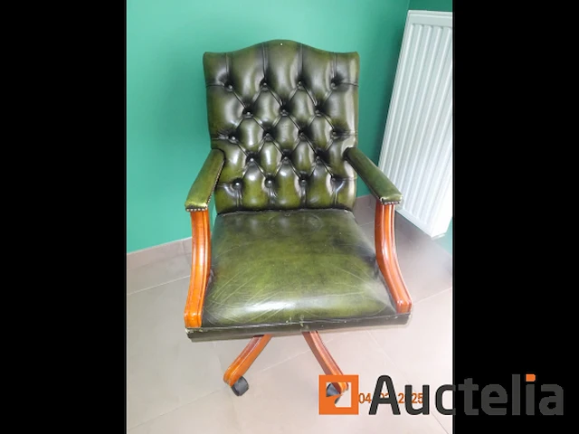 1 engelse houten bureautafel 170cm/95cm/80cm hoog drie lades aan de rechterkant, drie lades aan de linkerkant en centrale lade, drie stuk lederen blad rek + executive bureautafel stoel en 1 gast stoel - afbeelding 6 van  7