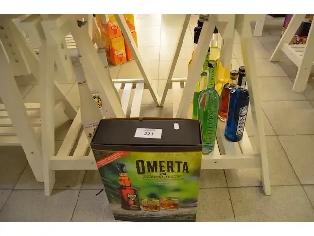 1 fles funny blue curacao 70cl, 2 flessen leblon cachaca 70cl, 1 fles milz premium 70cl, 4 fl. douce pomme cava 70cl, 3 fl. poire williams 70cl, 1 gift box omerta wilderen (475,476,477,478,479,480) - afbeelding 1 van  7