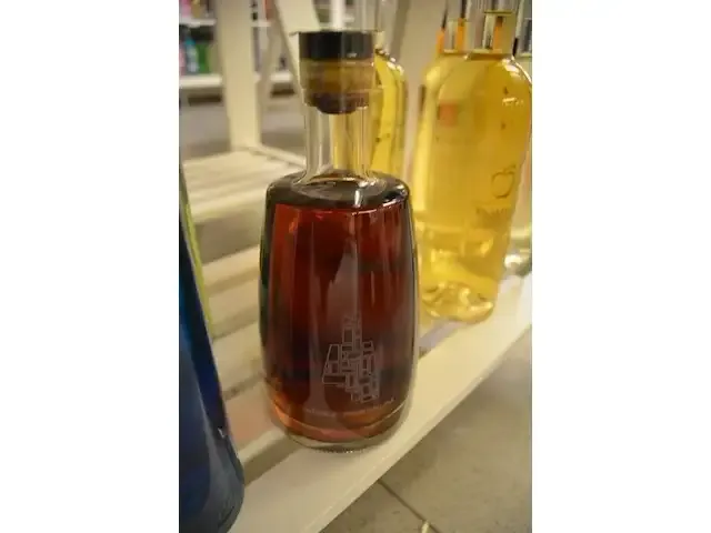 1 fles funny blue curacao 70cl, 2 flessen leblon cachaca 70cl, 1 fles milz premium 70cl, 4 fl. douce pomme cava 70cl, 3 fl. poire williams 70cl, 1 gift box omerta wilderen (475,476,477,478,479,480) - afbeelding 5 van  7