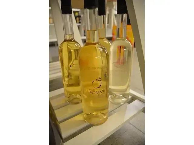 1 fles funny blue curacao 70cl, 2 flessen leblon cachaca 70cl, 1 fles milz premium 70cl, 4 fl. douce pomme cava 70cl, 3 fl. poire williams 70cl, 1 gift box omerta wilderen (475,476,477,478,479,480) - afbeelding 6 van  7