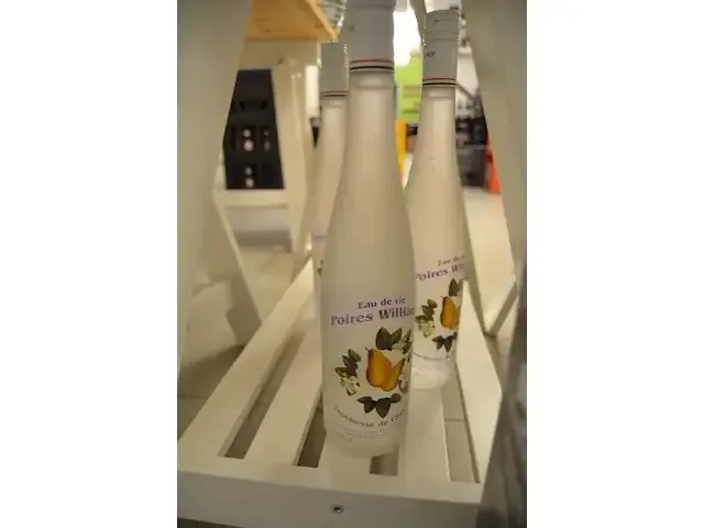 1 fles funny blue curacao 70cl, 2 flessen leblon cachaca 70cl, 1 fles milz premium 70cl, 4 fl. douce pomme cava 70cl, 3 fl. poire williams 70cl, 1 gift box omerta wilderen (475,476,477,478,479,480) - afbeelding 7 van  7