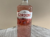 1 fles gordon's premium pink gin - afbeelding 1 van  1