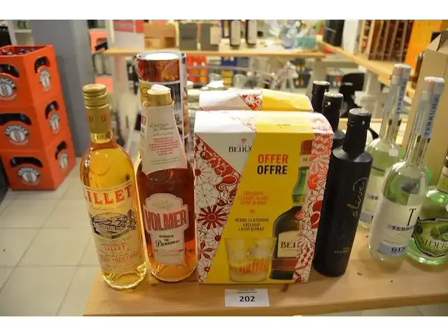 1 fles volmer aperitief 75cl, 2 gift set likeur bairao , 1 fles lillet aperitief 75cl, 1 fles likeur biernaert orange 70cl, 3 flessen gin olive 50cl (404,405,406,407,408) - afbeelding 1 van  7