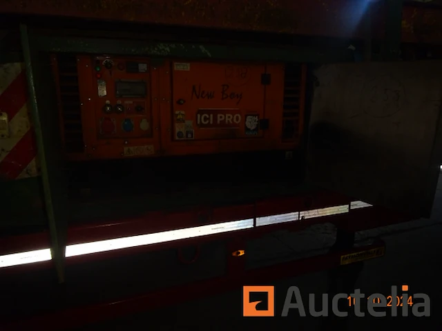 1 generator new boy, 4600 aantal uren, oranje, opgeslagen op aanhanger n°257 - afbeelding 1 van  4