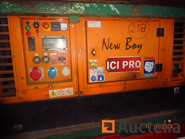 1 generator new boy, 4600 aantal uren, oranje, opgeslagen op aanhanger n°257 - afbeelding 2 van  4