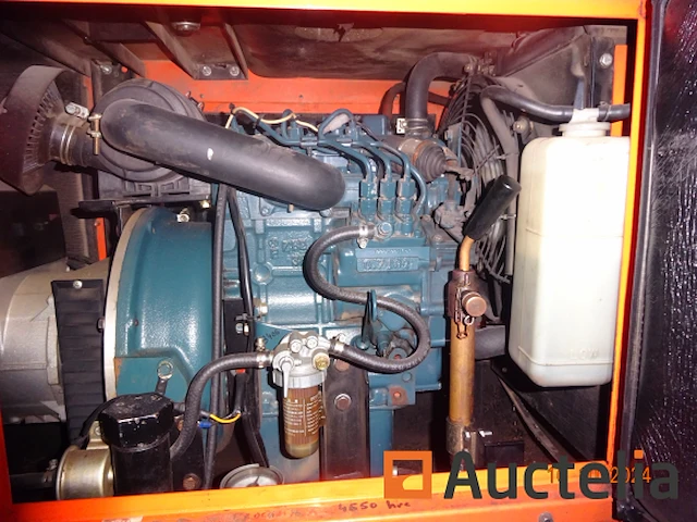 1 generator new boy, 4600 aantal uren, oranje, opgeslagen op aanhanger n°257 - afbeelding 3 van  4