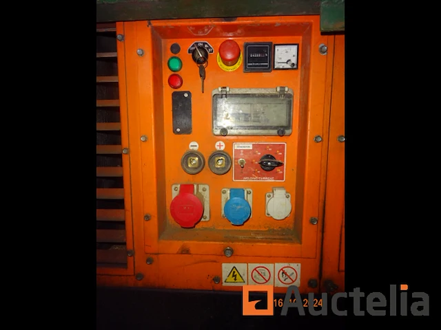 1 generator new boy, 4600 aantal uren, oranje, opgeslagen op aanhanger n°257 - afbeelding 4 van  4