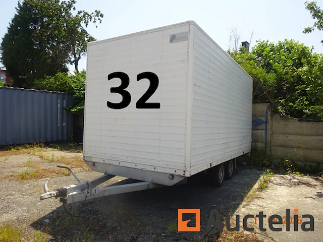 1 gesloten dubbelassige oplegger met een witte aluminium bestelwagen, carrosserielengte 4m21/breedte 2m17/hoogte 2m15/dissellengte 1m50, bandenmaat 195/50r13 - afbeelding 1 van  8