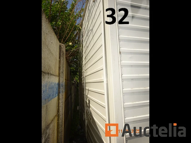 1 gesloten dubbelassige oplegger met een witte aluminium bestelwagen, carrosserielengte 4m21/breedte 2m17/hoogte 2m15/dissellengte 1m50, bandenmaat 195/50r13 - afbeelding 2 van  8