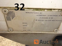 1 gesloten dubbelassige oplegger met een witte aluminium bestelwagen, carrosserielengte 4m21/breedte 2m17/hoogte 2m15/dissellengte 1m50, bandenmaat 195/50r13 - afbeelding 4 van  8