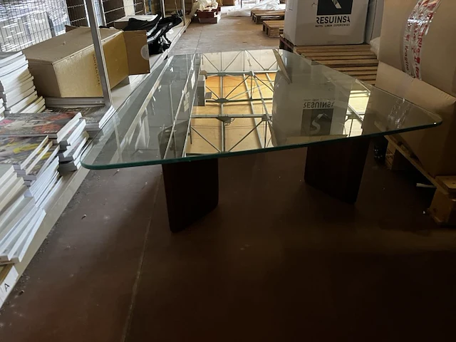 1 glazen salontafel met houten poten - afbeelding 1 van  1