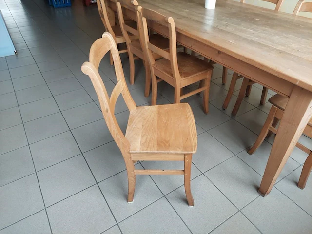 1 grenenhouten tafel met 10 houten stoelen - afbeelding 2 van  4