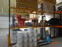 1 grijze en gele palletstelling, +/- 5m70/1m10/3m50 - afbeelding 1 van  3