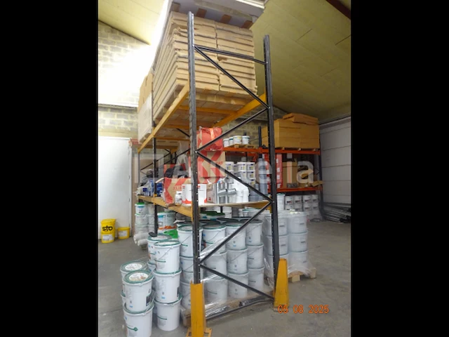 1 grijze en gele palletstelling, +/- 5m70/1m10/3m50 - afbeelding 3 van  3