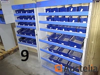 1 grijze plank met de inhoud van de blauwe dim bakken. 101/32/156, 1 grijze plank met blauwe bakken en inhoud afm. 76/32/156, 1 grijze plank met blauwe bakken en afm. inhoud. 152/42/166, de inhoud van een winkelwagentje met diverse blauwe pvc bakken, d.w.z. een twintigtal stuks - afbeelding 1 van  3