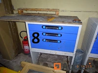 1 grijze plank met vier blauwe lades, afm. 101/41/97, 1 plank met blauwe pvc bakken afm. 127/26/152, 1 legplank met blauwe pvc bakken afm. 102/26/151, 1 plank met drie lades in dim blue 76/41/99 - afbeelding 1 van  3