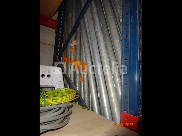 1 grote voorraad steigers en loopbrug accessoires waaronder 6 massieve 3m/60 houten loopbruggen, sommige met luik, 1 set van 9 2m50 2m50 gegalvaniseerde 257/33 loopbruggen, 1 grote voorraad steigerelementen, trekstangen - afbeelding 2 van  14