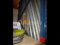 1 grote voorraad steigers en loopbrug accessoires waaronder 6 massieve 3m/60 houten loopbruggen, sommige met luik, 1 set van 9 2m50 2m50 gegalvaniseerde 257/33 loopbruggen, 1 grote voorraad steigerelementen, trekstangen - afbeelding 2 van  14