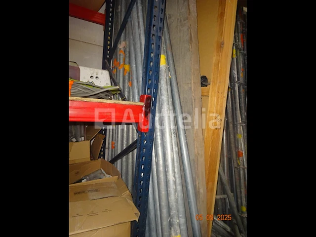1 grote voorraad steigers en loopbrug accessoires waaronder 6 massieve 3m/60 houten loopbruggen, sommige met luik, 1 set van 9 2m50 2m50 gegalvaniseerde 257/33 loopbruggen, 1 grote voorraad steigerelementen, trekstangen - afbeelding 3 van  14