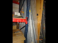 1 grote voorraad steigers en loopbrug accessoires waaronder 6 massieve 3m/60 houten loopbruggen, sommige met luik, 1 set van 9 2m50 2m50 gegalvaniseerde 257/33 loopbruggen, 1 grote voorraad steigerelementen, trekstangen - afbeelding 3 van  14